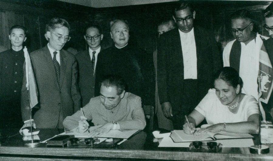 1964年2月26日至29日,周恩来访问锡兰(今斯里兰卡)时,和总理西丽马沃·班达拉奈克夫人签署中锡联合公报。
