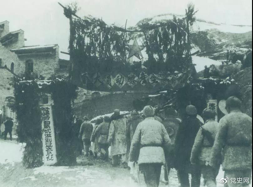 1939年2月2日 中共中央在延安召开生产动员大会,毛泽东在会上发出“自己动手”的号召。图为参会人员入场的情景。