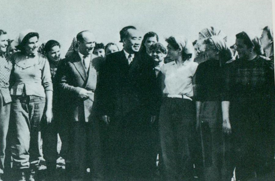 1956年1月16日,朱德参观匈牙利人民共和国拉科什恰巴米丘林农业生产合作社,并与社员合影。