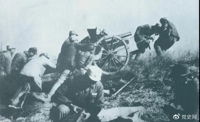 1938年2月22日,129师368旅两个团在井陉与娘子关之间的长生口设伏,击毙日军130余人。图为八路军在此役中缴获的山炮。