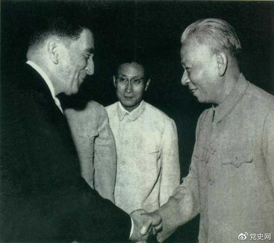 1964年1月27日,中法两国建立外交关系。图为法国驻华大使向刘少奇主席递交国书。