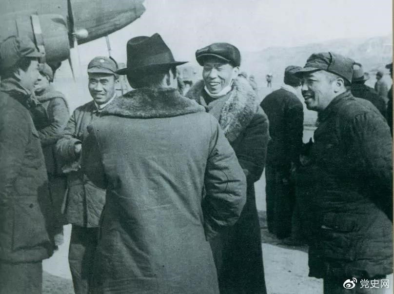 1946年2月19日,毛泽东等在延安机场迎接从重庆回延安汇报工作的周恩来。